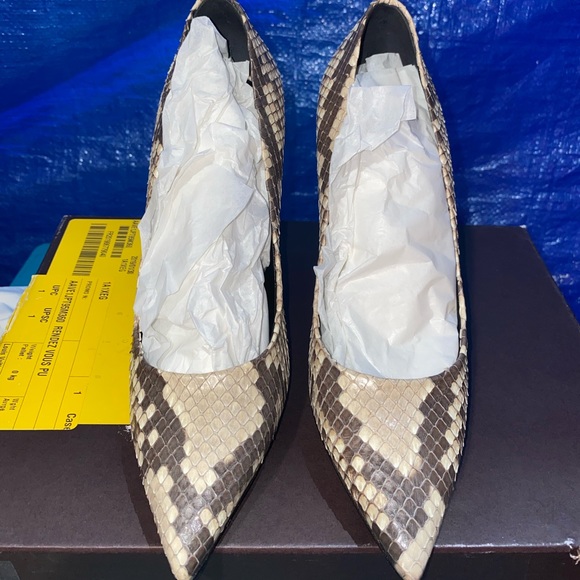 Louis Vuitton Python Rendez Vous Pump - Picture 8 of 8